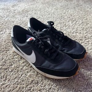 Nike Men's Black and White Waffle tennis shoes